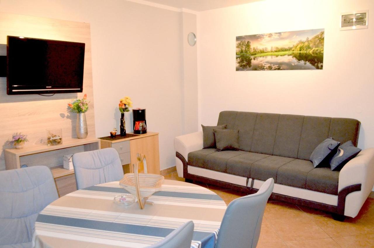 Apartments Krajacic Malinska Bagian luar foto